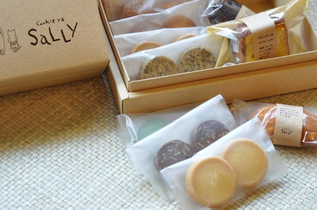 クッキー7種類、焼き菓子3種類計10個入りの詰め合わせギフトです。2